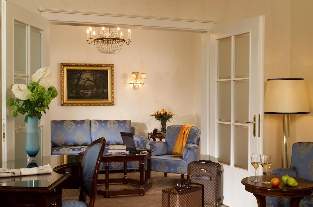 Hotel De France Wien Интериор снимка A suite at the Hotel de Crillon