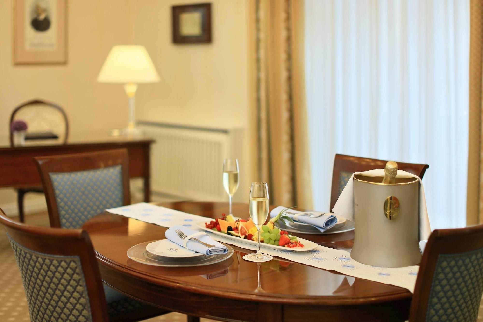 Hotel De France Wien Екстериор снимка A table set for a meal