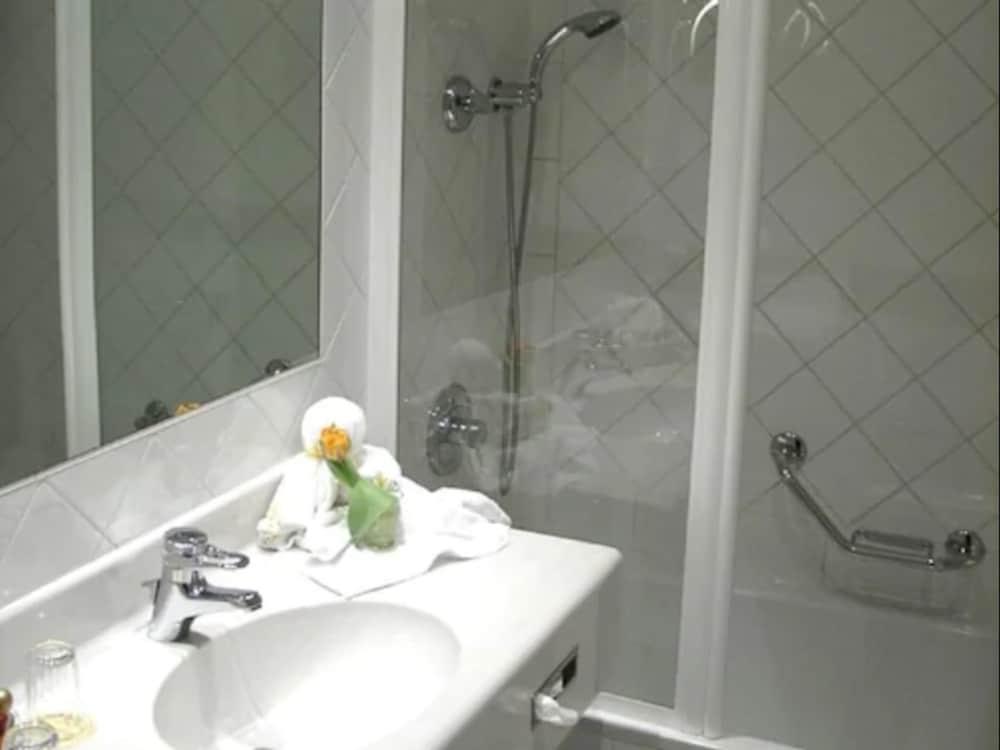 Hotel De France Wien Екстериор снимка A shower cubicle