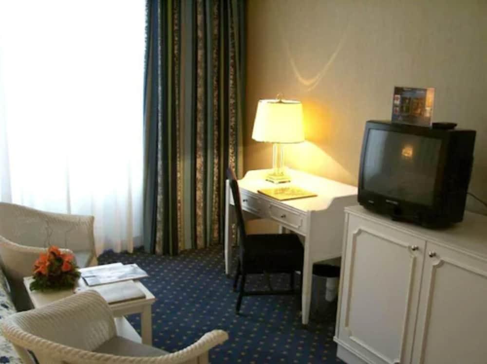 Hotel De France Wien Екстериор снимка A typical hotel room