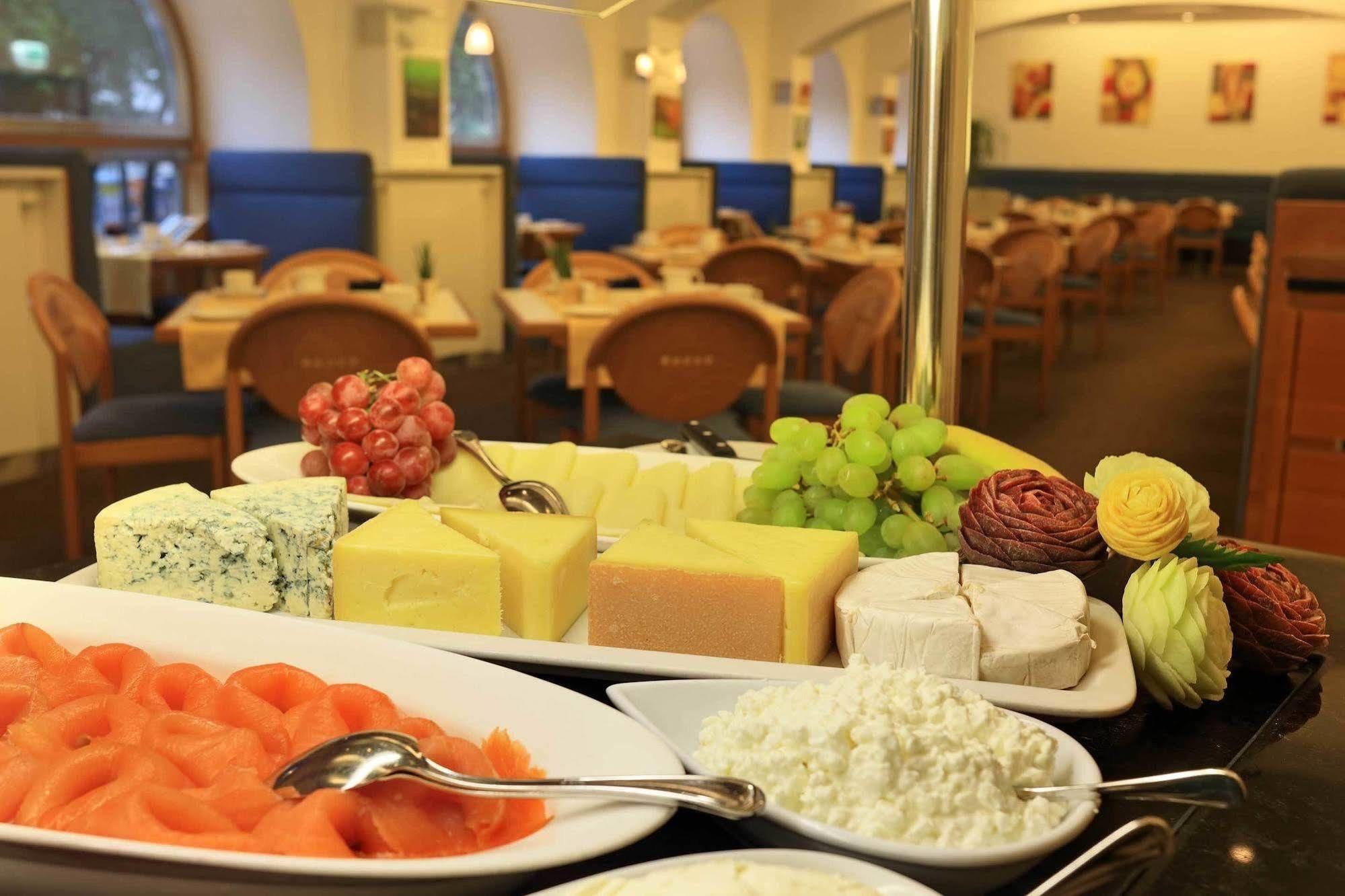 Hotel De France Wien Екстериор снимка A cheese platter