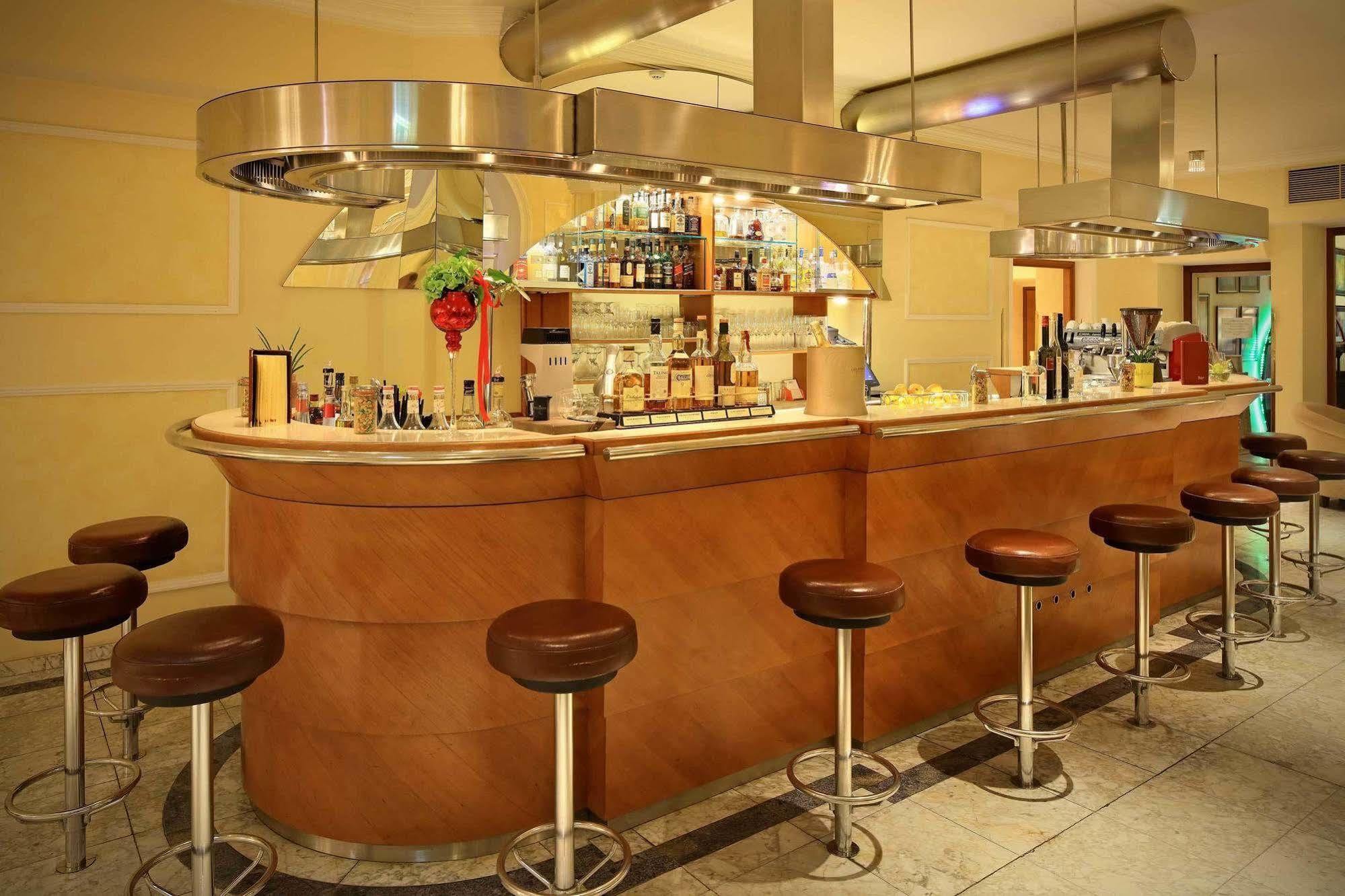 Hotel De France Wien Екстериор снимка A bar in a restaurant