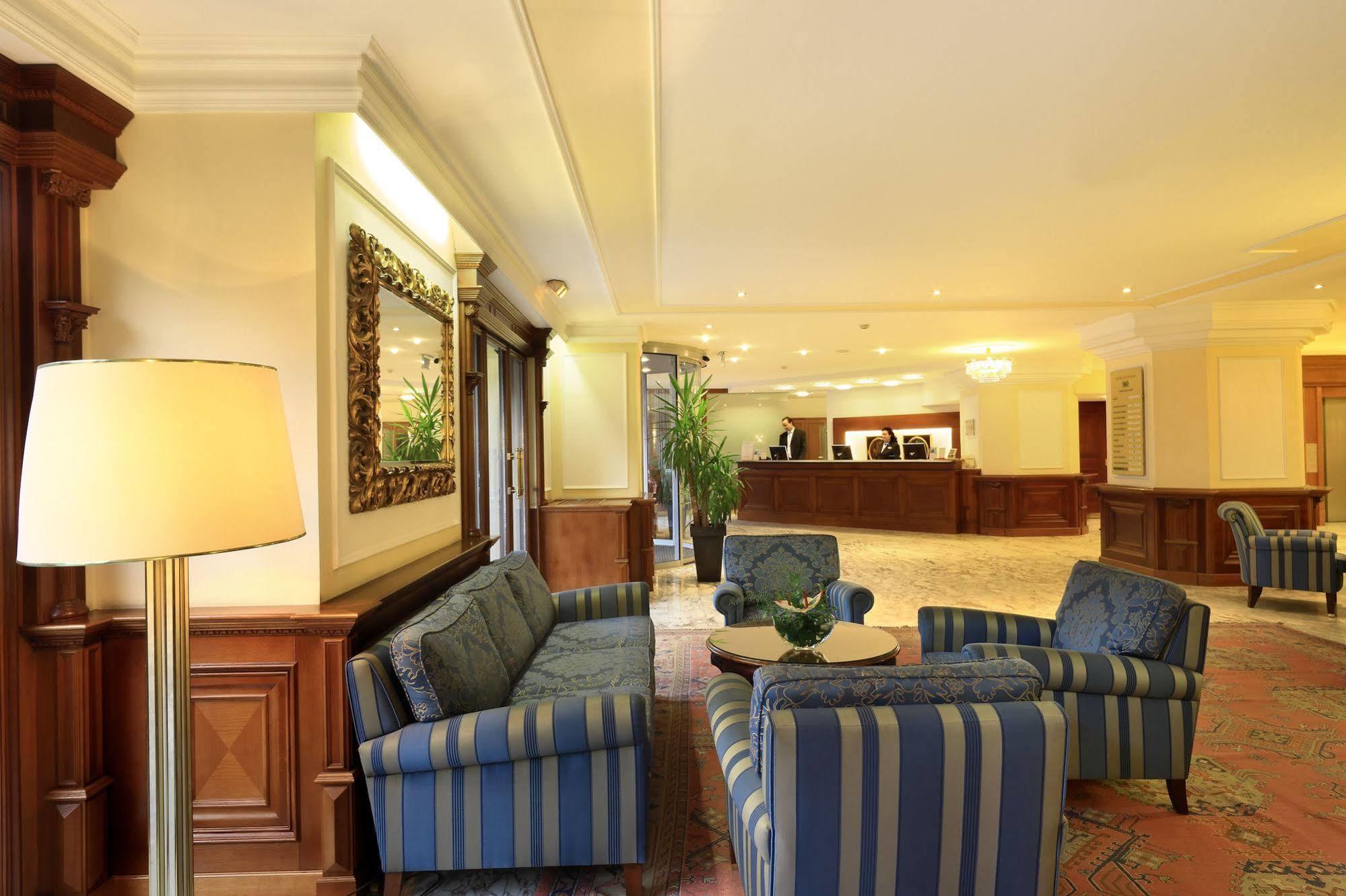 Hotel De France Wien Интериор снимка The lobby of the hotel